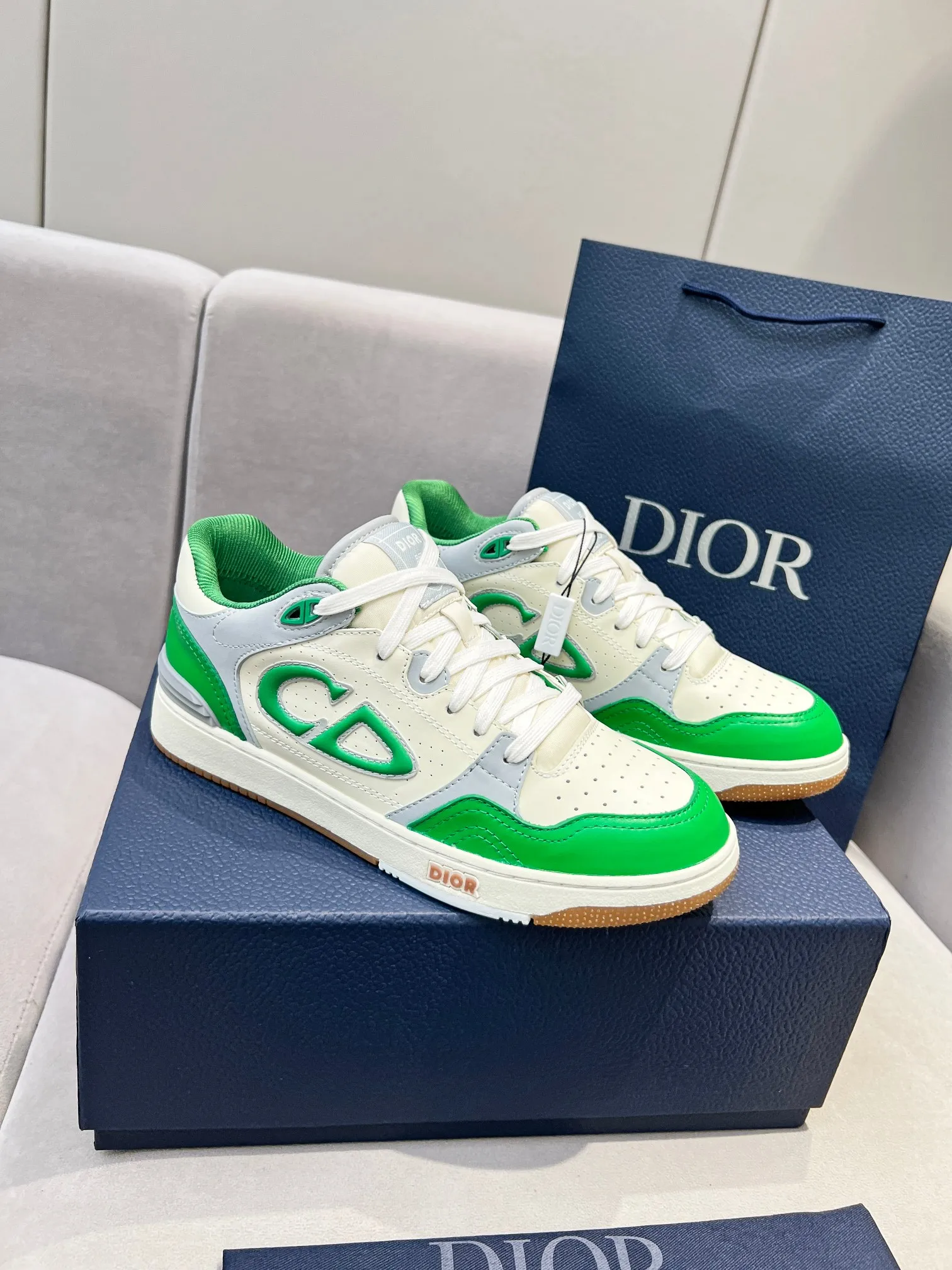 Men's Men's Shoes 💰600 Dior DiorB57 top version of low-top sneakers! ! ! Green with beige smooth first-layer cowhide, fully oiled edges, T men's shoes 💰U outsole.  The 2024 autumn men's wear series has made a wonderful debut, a new classic item launched by Dior. Crafted from smooth first-grain cow leather in vibrant green and beige, it's accented with tonal Oblique embossed labels on the sides. The distinctive laces of the same color match the color of the shoe body, and the opening and closing are decorated with various classic details on the tongue, sole and back side to enhance the style. The eyelet details, upper stitching and heel strip panels of the same color highlight the dynamic charm of its sports style. Exclusive two-color molded T men's shoes 💰U outsole is light, comfortable, non-slip and wear-resistant, the mesh lining and feet are customized with original colors, soft and breathable. Exquisite production technology highlights the grade, and can be matched with all kinds of clothing to create a refined look.